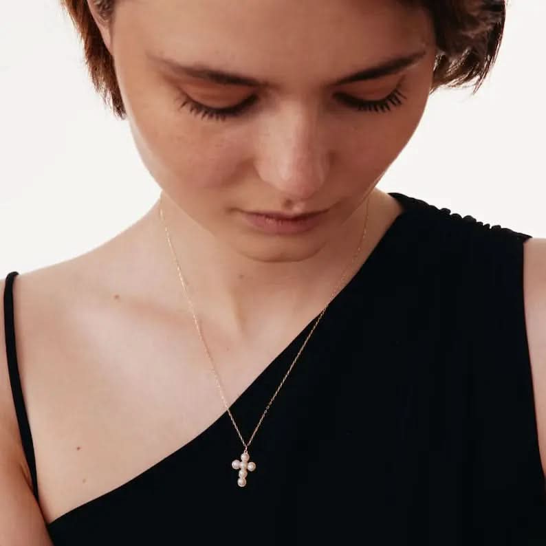 Dainty Pearl Cross