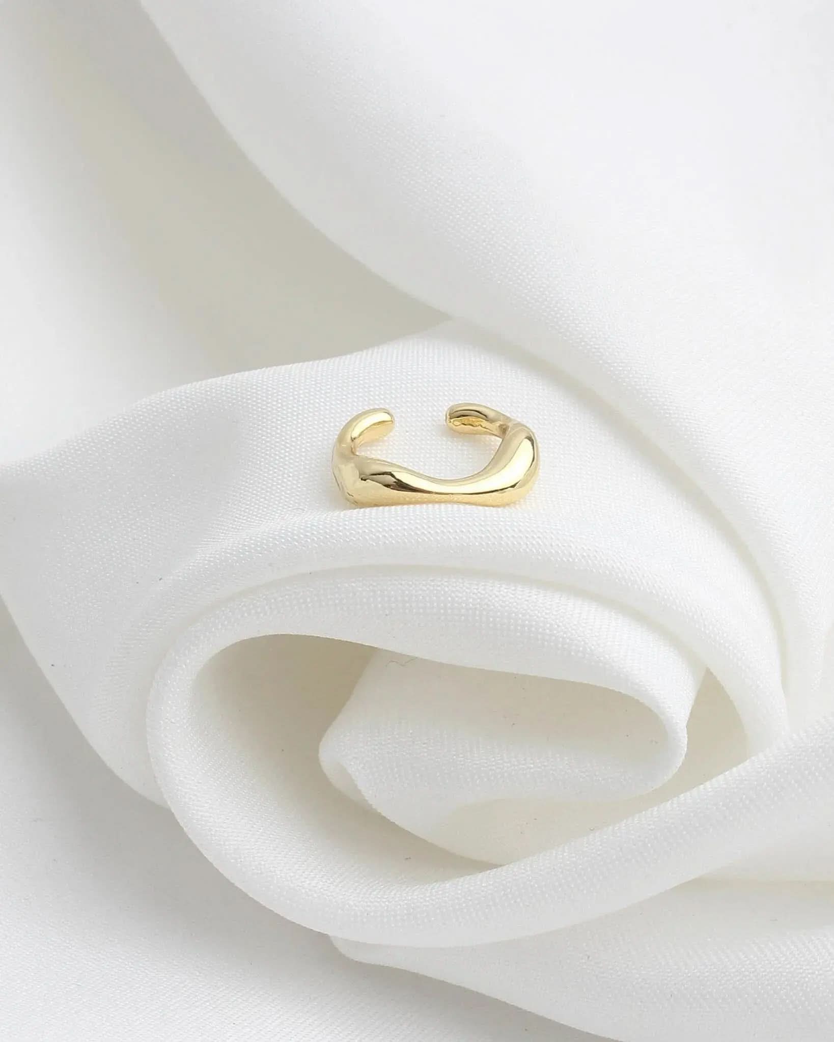 Adriana Earcuff